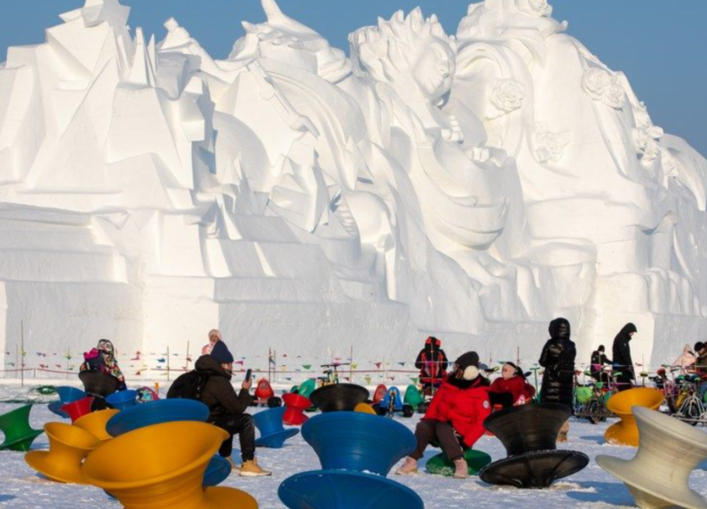 黑龙江：游人乐享“冰雪趣”