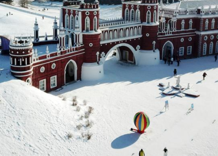 带你玩转冰雪龙江丨哈尔滨“冰雪城堡庄园”引游人