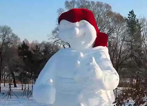 带你玩转冰雪龙江丨加拿大魁北克冬季狂欢节大使造型雪雕亮相哈尔滨