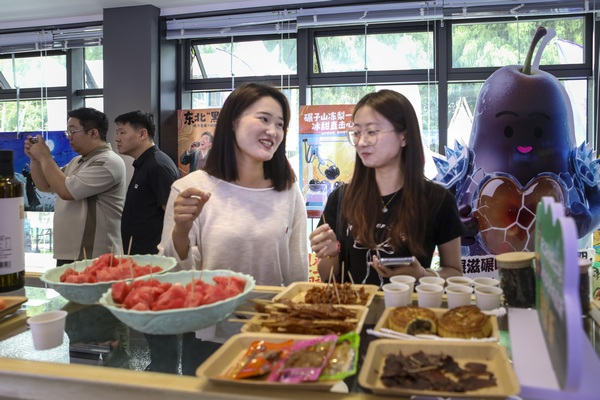 游客品尝优质农产品。