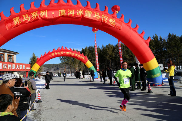 我今年还要去跑‘漠马’，顺便把去年还没收到的纪念封找回来。