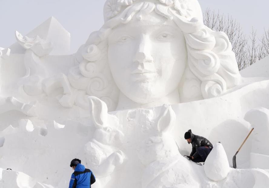 第35屆太陽島雪博會雪雕作品漸次完成雕刻