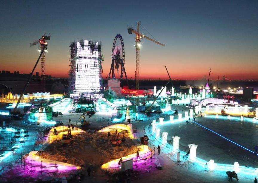 哈爾濱冰雪大世界主塔“冰雪之冠”封頂