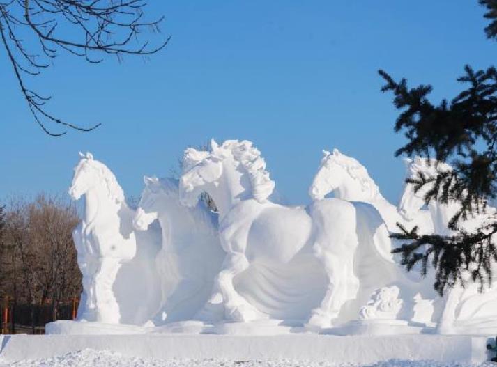 哈尔滨太阳岛雪博会：大型雪塑创作持续推进