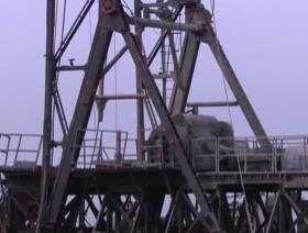 百秒瞬间忆铁人丨含泪填井