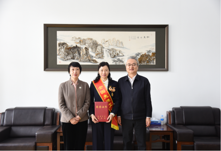 黑龙江中医药大学冯晓玲教授荣获"全国先进工作者"称号