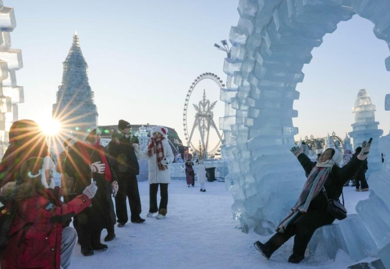 Snow becomes gold as tourists embrace the cold in China - 新华网客户端